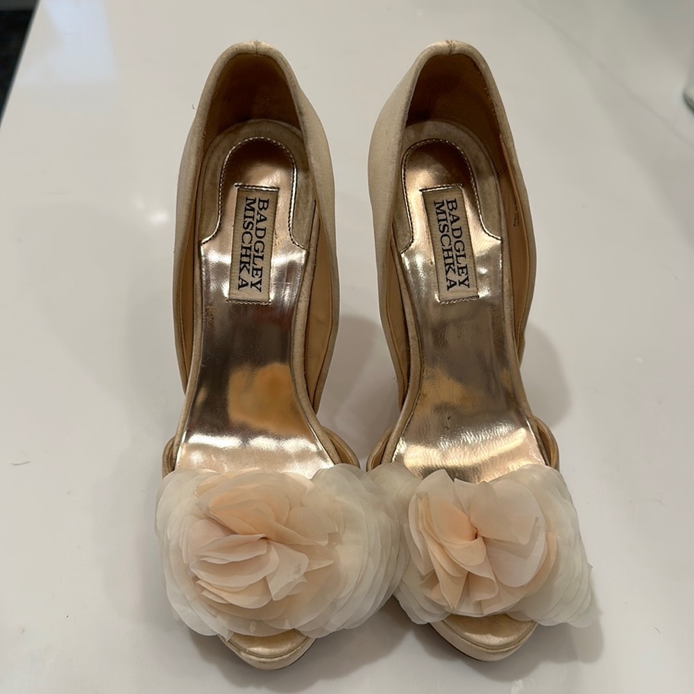 Baddgley Misschka size 6M apricot colored Satan heels